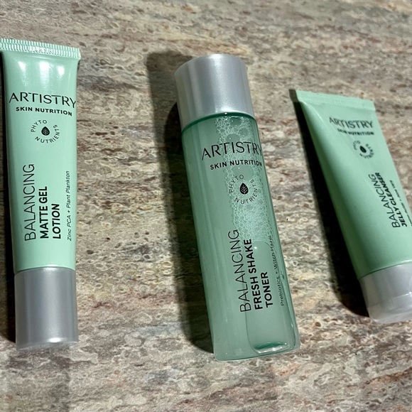 New Artistry Balancing solution mini-set with Artistry Violet crossbody bag - Picture 6 of 8